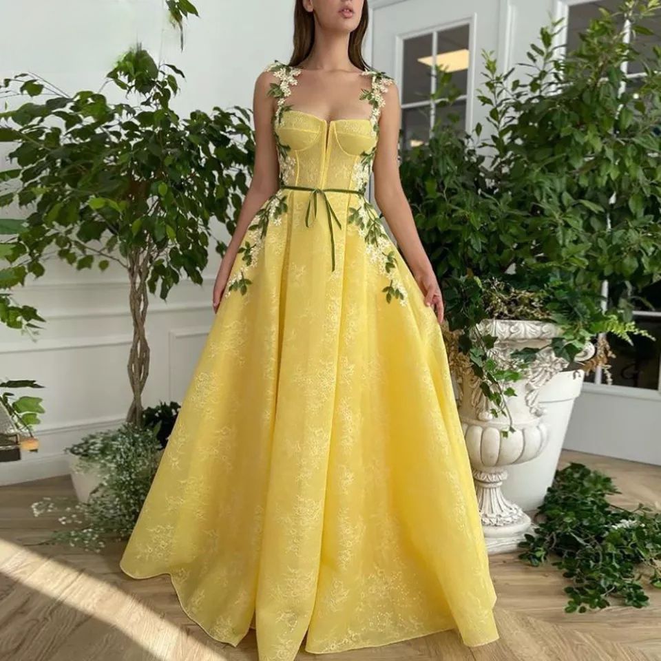 Chic cocktail dress with a flattering silhouette